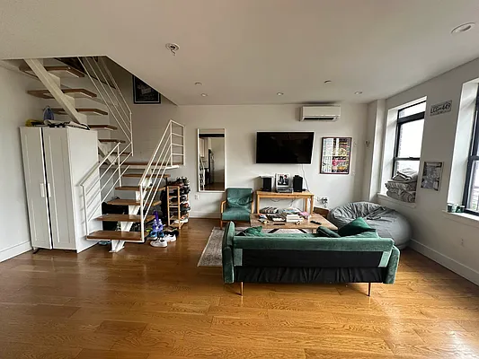 Rented by Space Link Realty | media 7