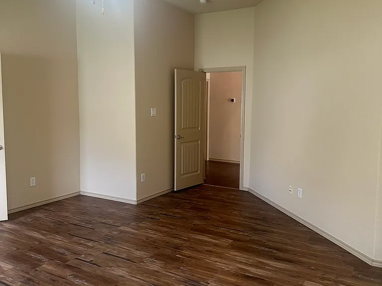 5009 Holliday Dr — Photo 9