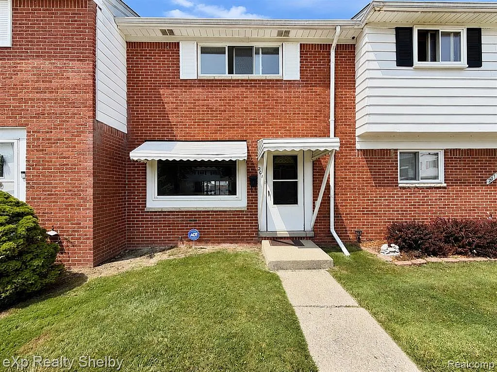 2 bed, 1.5 bath, 988 sqft, $1,400 — Photo 2