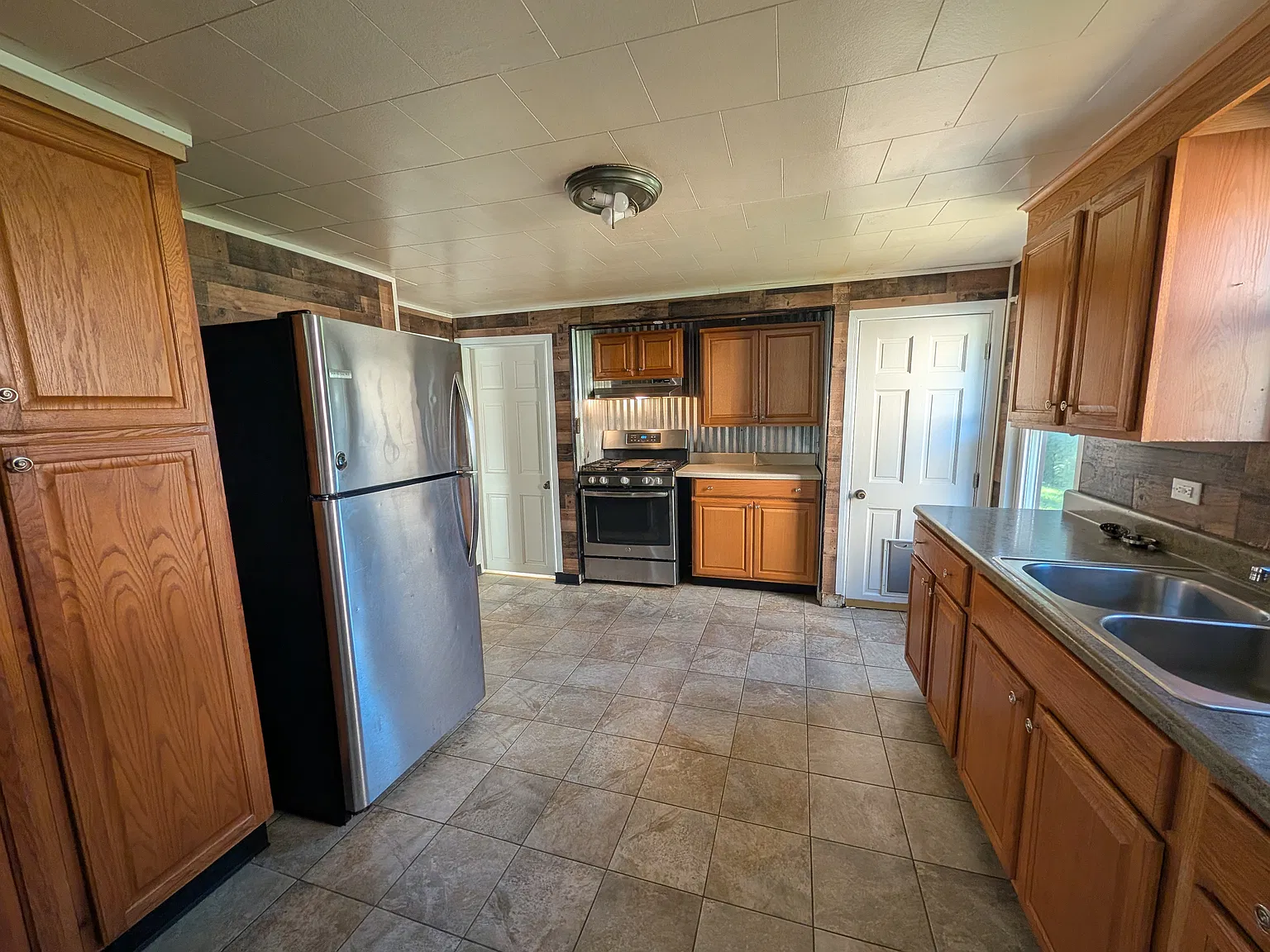 3 bed, 962 sqft, $1,795 — Photo 1
