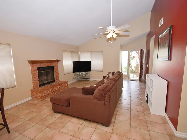 517 Barnett Dr — Photo 5