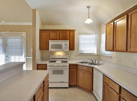 4th image of 3625 Stockton Dr