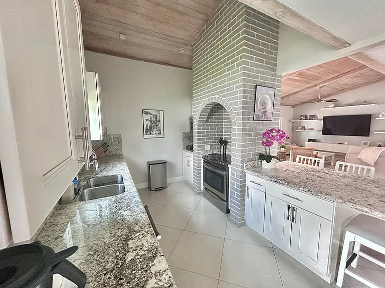 7851 NW 5th Pl — Photo 6