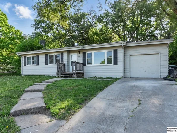 8853 Izard Cir, Omaha, NE 68114