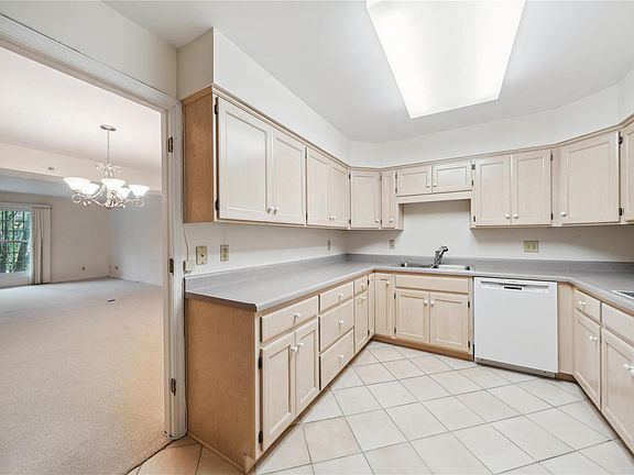 5th image of 561 Sarah Ln APT 206