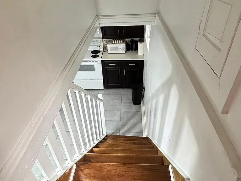 8 Runnymede Rd #LOWER — Photo 18