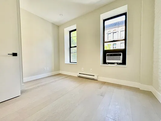 Rented by HOLTON REAL ESTATE INC. | media 25