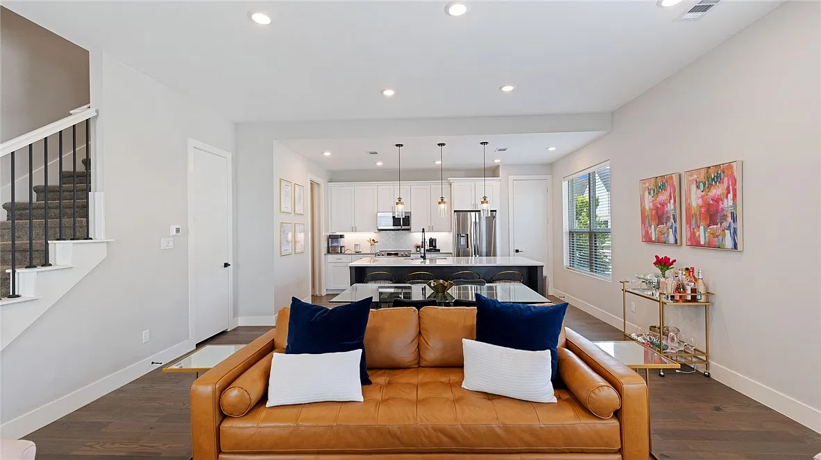 4 bed, 4.5 bath, 2101 sqft, $3,800 — Photo 4