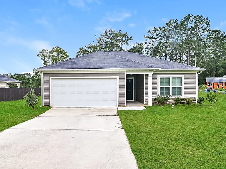1307 Lakeshore Dr — Photo 2