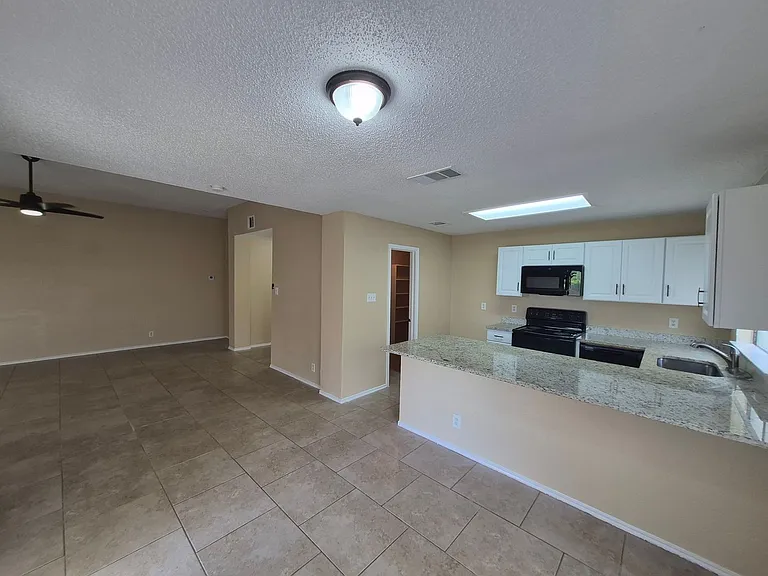 8469 Maple Ridge Dr — Photo 9