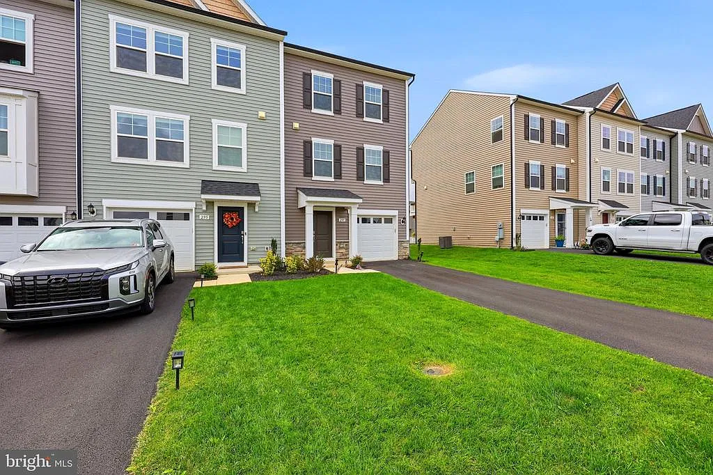 3 bed, 3.5 bath, 2000 sqft, $2,150 — Photo 2