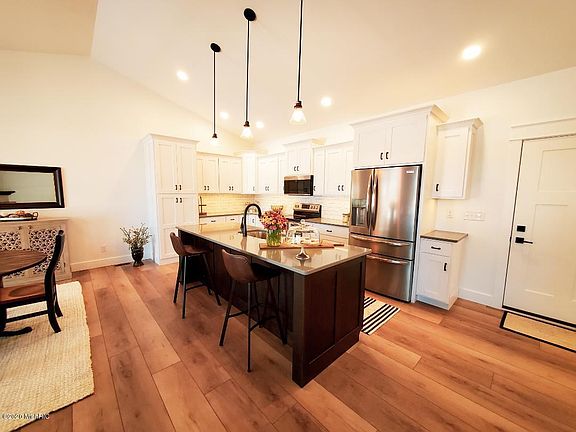 4th image of 266 E Bacon St #3
