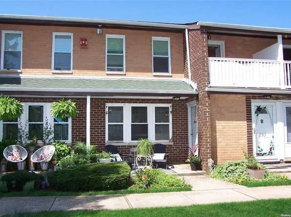 209 Artist Lake Drive #209, Middle Island, NY 11953