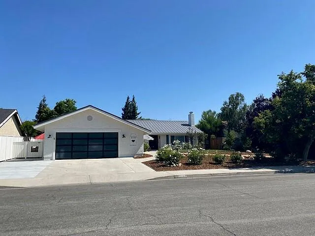 2173 Creekside Dr — Photo 2