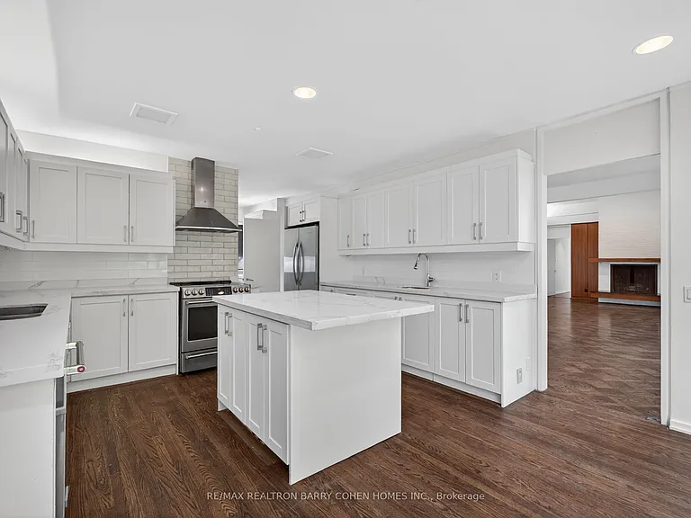 21 Tudor Gate — Photo 12
