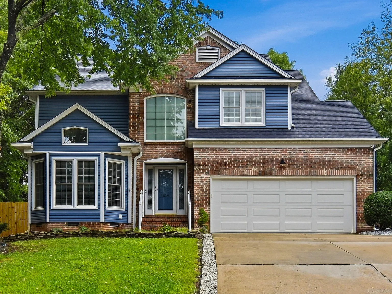 4 bed, 2.5 bath, 2353 sqft, $3,200 — Photo 3