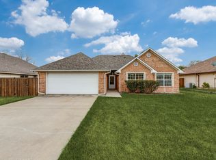 411 Meadow Ln, Aubrey, TX 76227