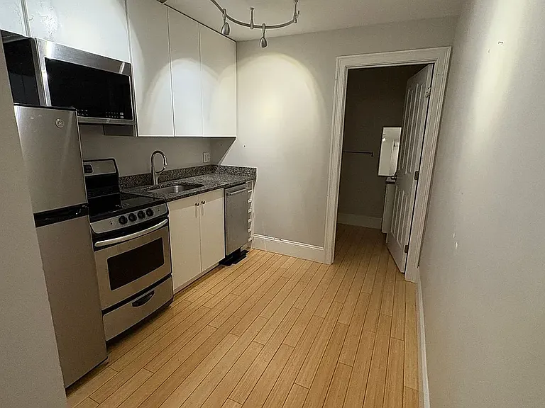 Cabot Street Apartments Historic Charm in Downtown Beverly — Photo 1