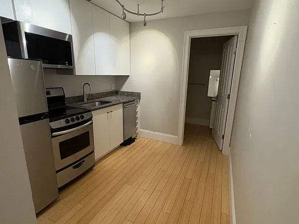 Cabot Street Apartments Historic Charm in Downtown Beverly, 188 Cabot St #406, Beverly, MA 01915