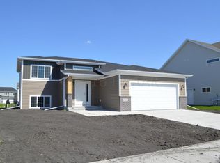 3226 26th St S, Moorhead, MN 56560