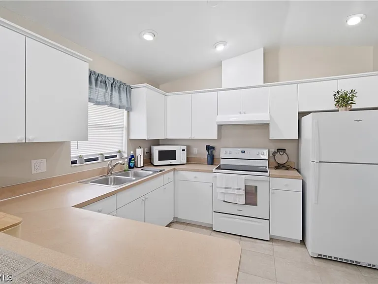 1712 SW Santa Barbara Pl — Photo 4