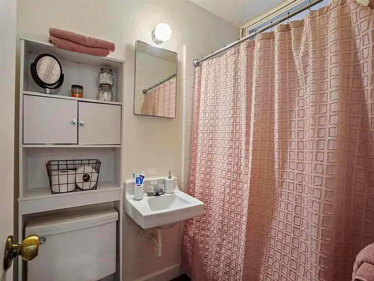 Bathroom at Kearney Apartment Homes.