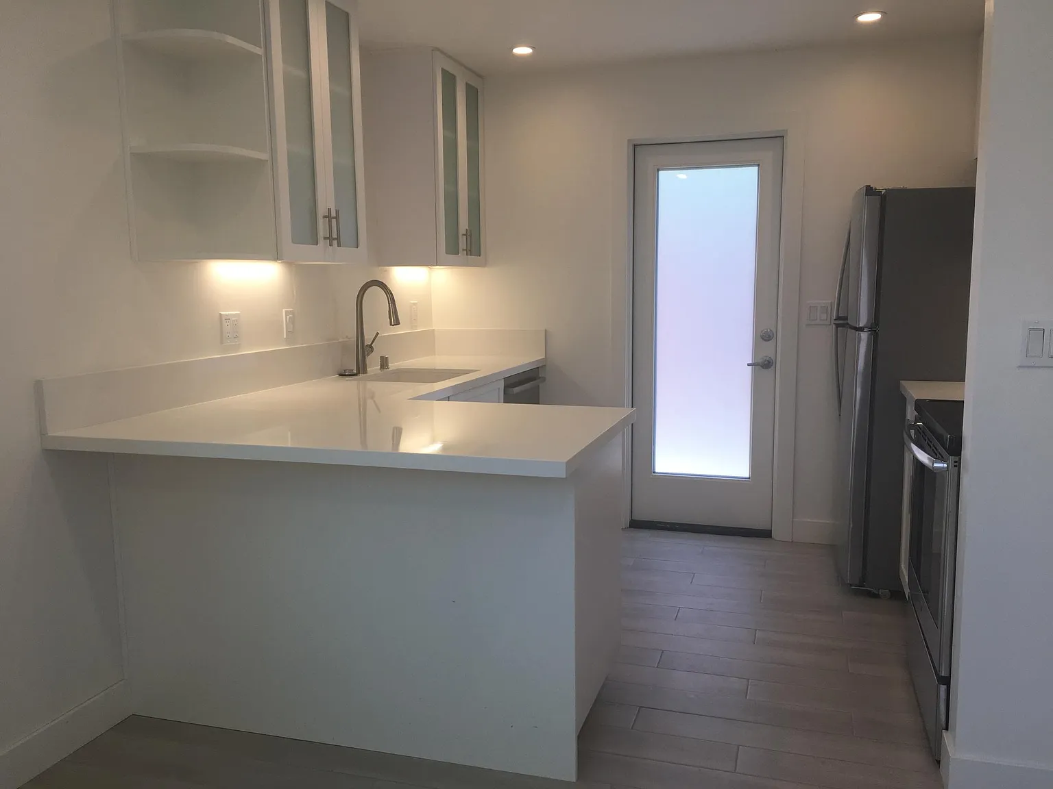 211 N Sierra Ave — Photo 4