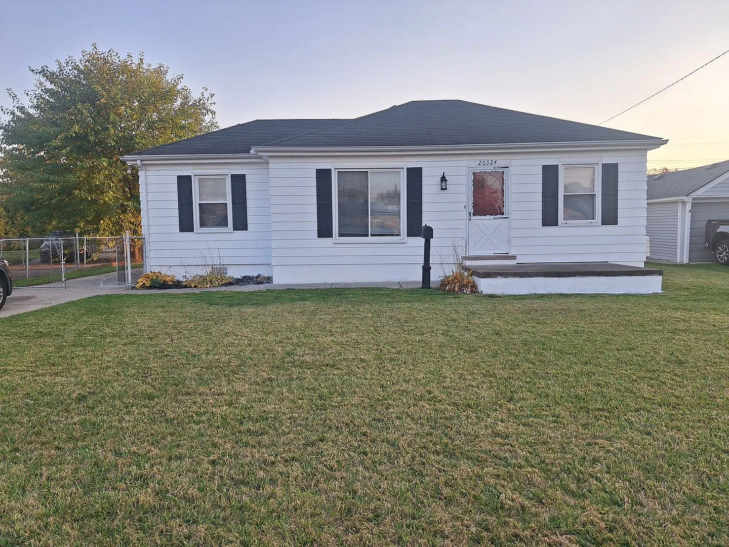 Must see two bedroom Ranch in St Clair Shores — Photo 1