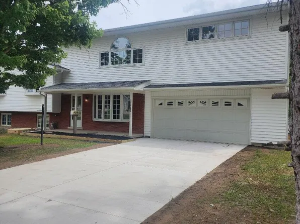 33195 Swallow Dr, Rockwood, MI 48173