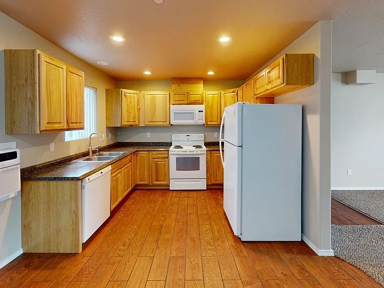 550 SE 7th St #C — Photo 7