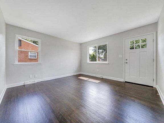 5th image of 622 Clovis St NW