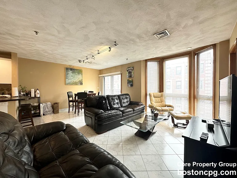 237 Hanover St #3A — Photo 4