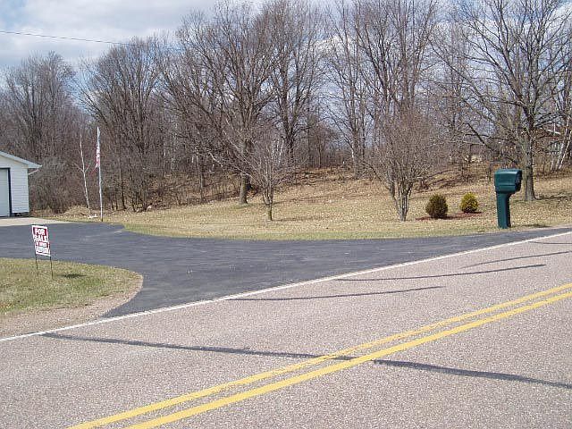 picture from county rd Y, this is the driveway