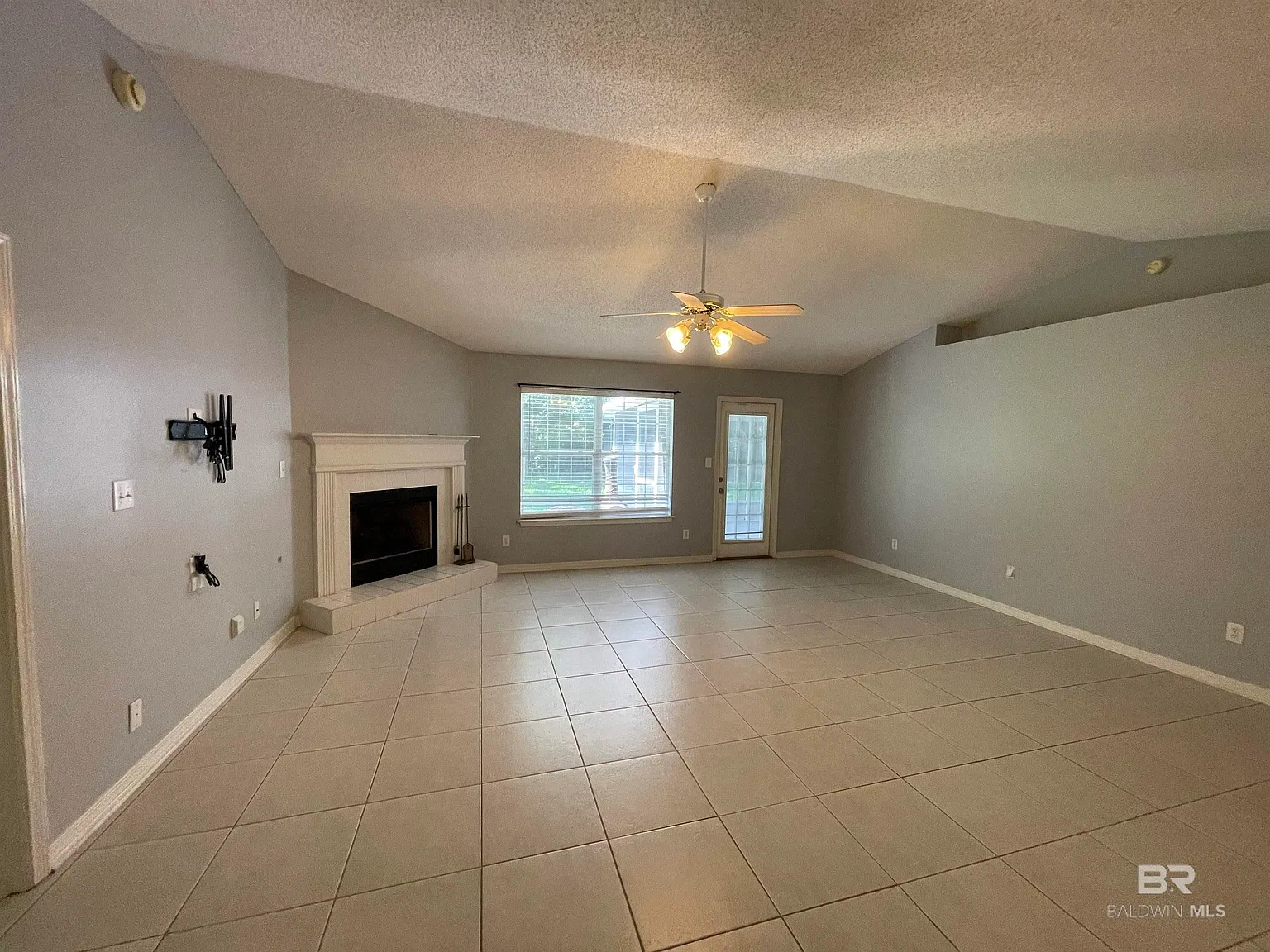 4 bed, 2.0 bath, 2004 sqft, $1,895 — Photo 3
