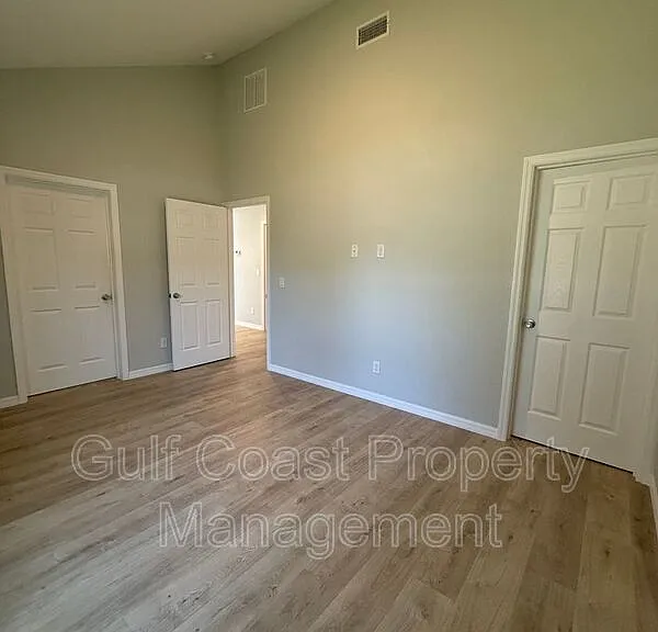 3294 W Price Blvd — Photo 19