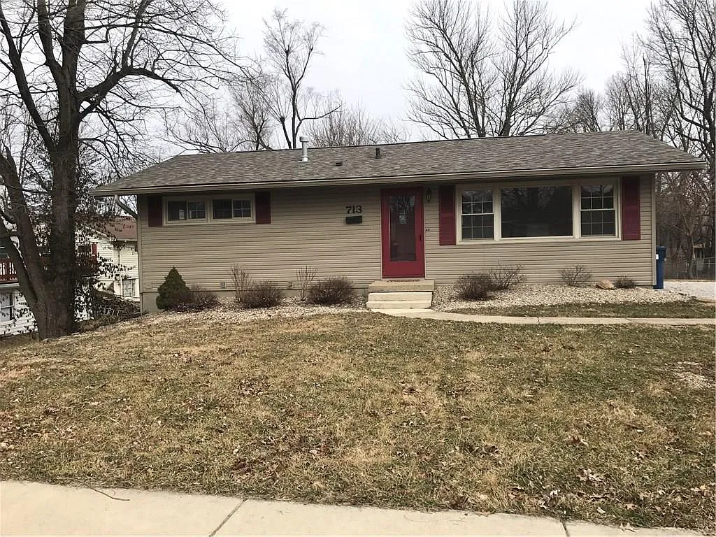 713 Hillcrest Dr photo 1
