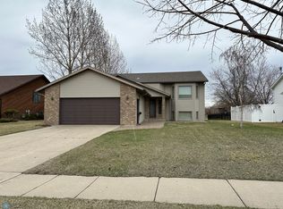 2802 33rd St S, Fargo, ND 58103