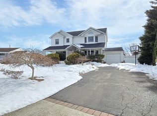 4 Cameo Rd, Commack, NY 11725