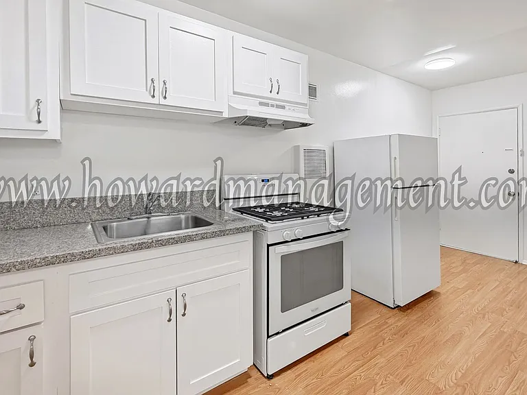 3717 Los Feliz — Photo 10
