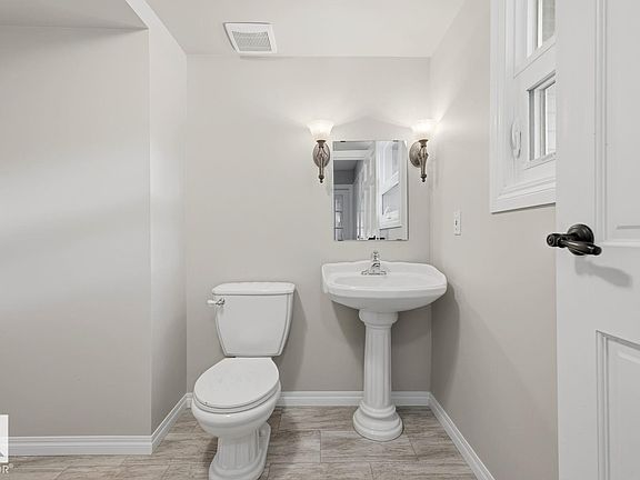 5th image of 10621 Beaumaris Rd NW