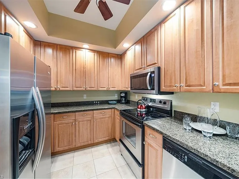 5068 Annunciation Cir #4210 — Photo 11