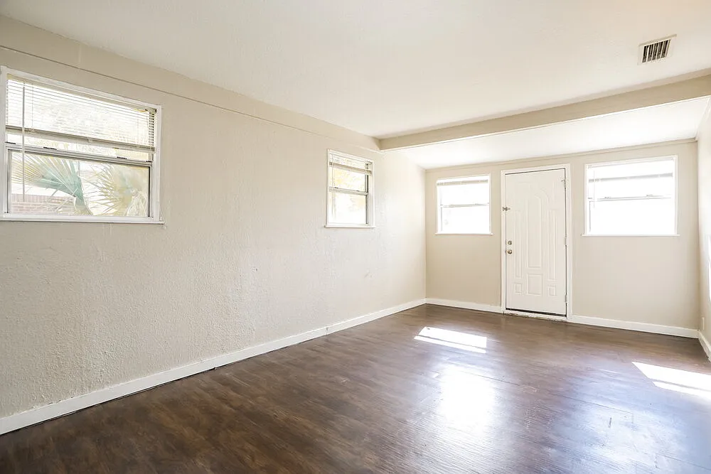 3 bed, 1.5 bath, 1388 sqft, $1,495 — Photo 4