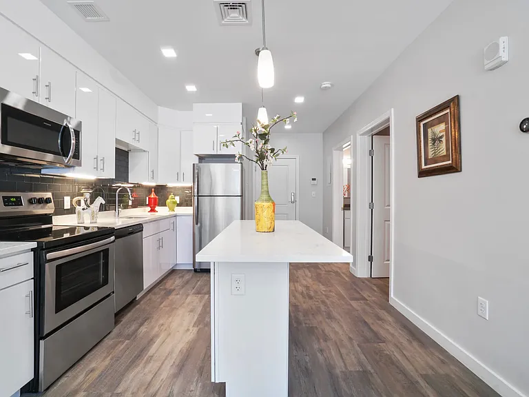 10 Essex — Photo 11