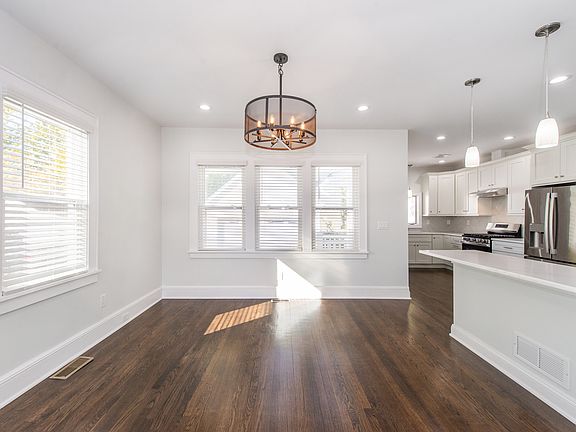 Kitchen Island / Breakfast Bar
