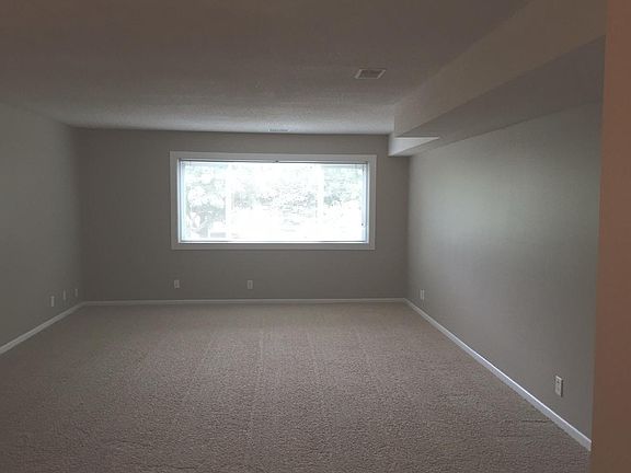 2nd image of 4919 Farnam St #1