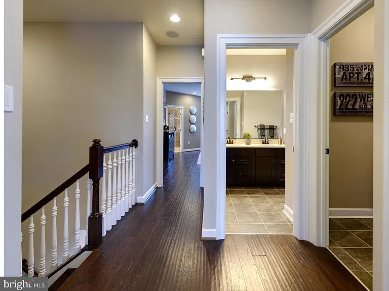 401 Gladstone Ct — Photo 13