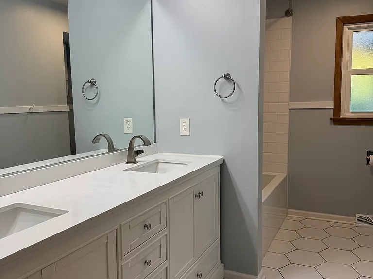 330 S Oak St — Photo 4
