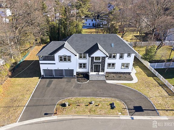 4th image of 4 Hemlock Dr
