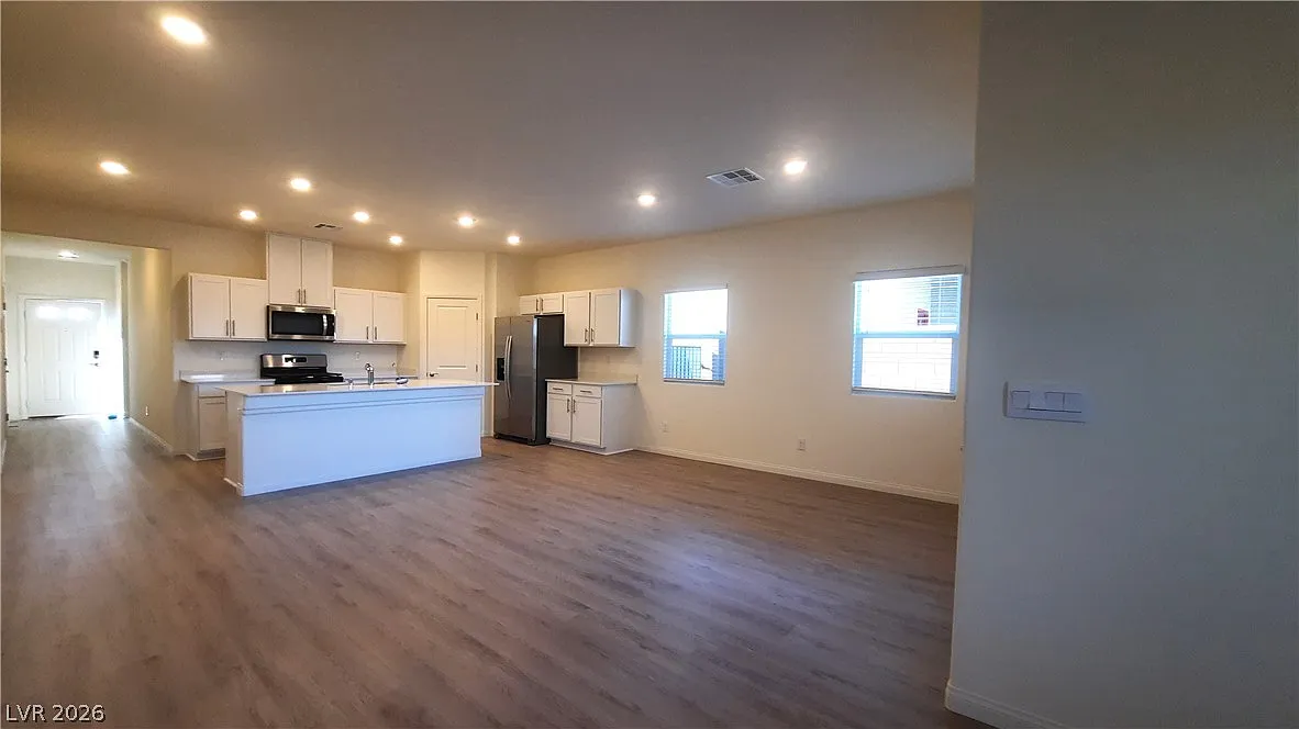 4 bed, 2.5 bath, 1824 sqft, $2,240 — Photo 2