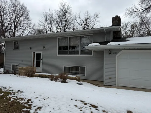 705 9th St NW, Jamestown, ND 58401